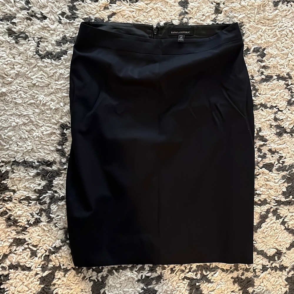 Black Banana Republic skirt in size 4 petite perfect condition